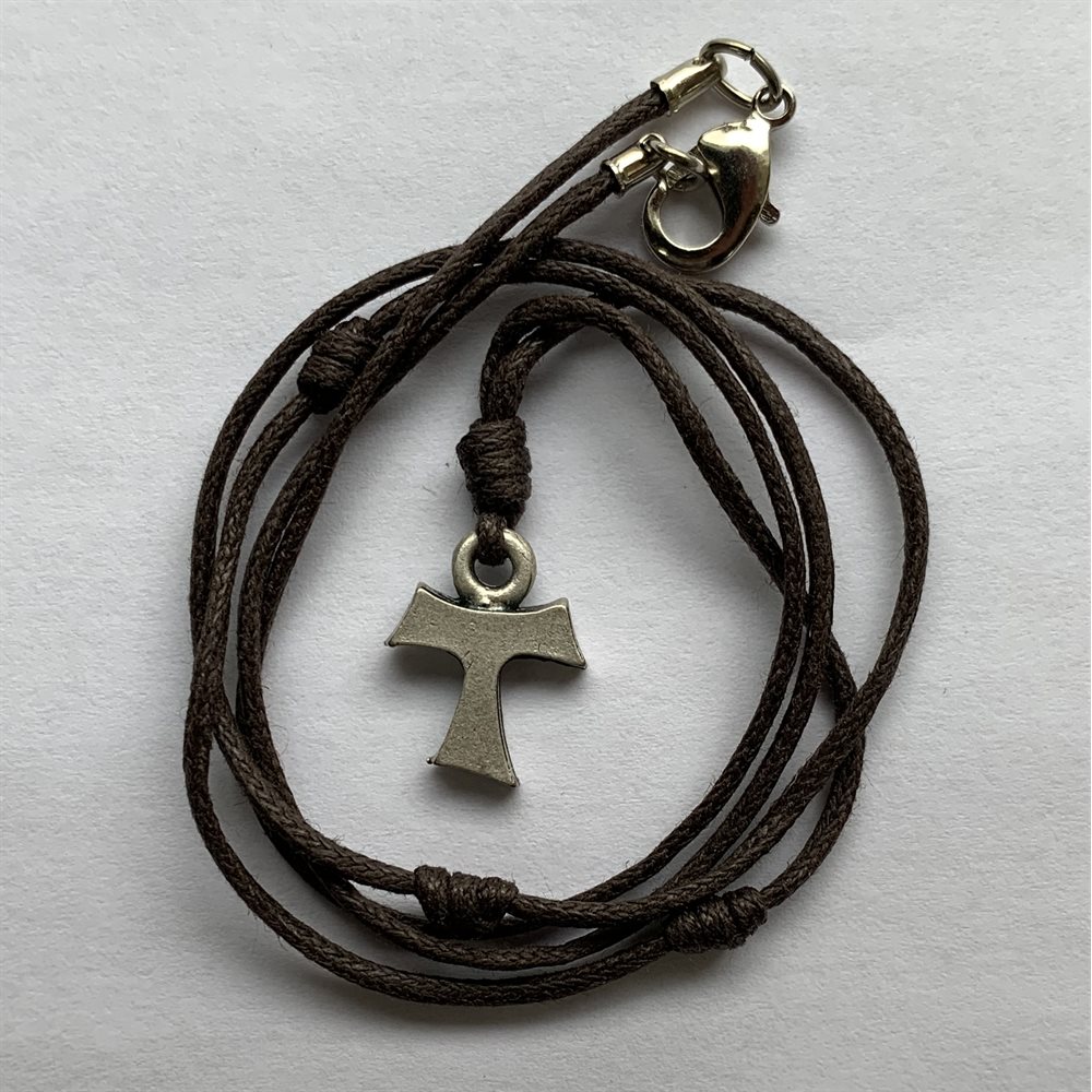 Collier avec une croix en bois d'olivier ajourée