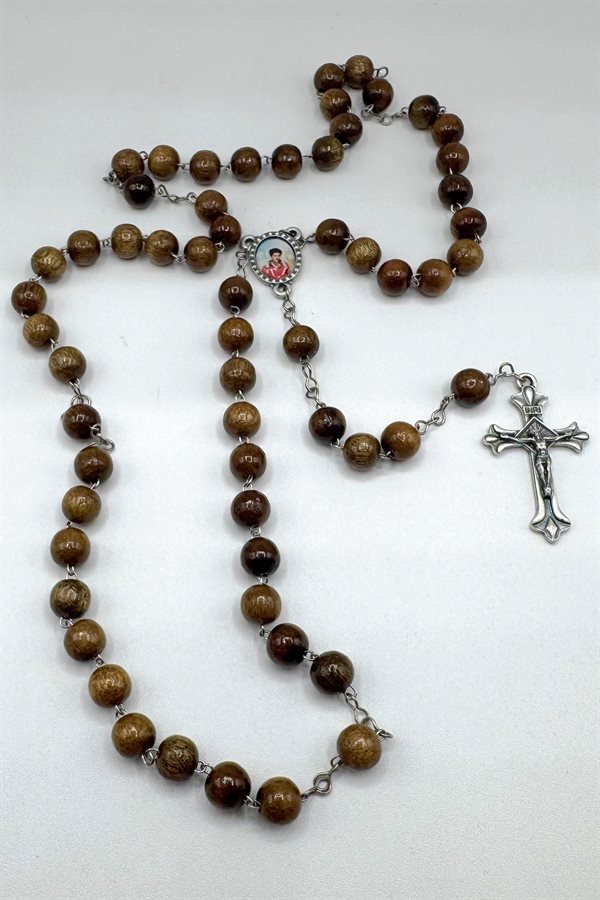 Chapelet Carlo Acutis, grains de bois 8 mm, chaîne argentée
