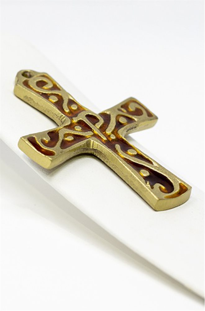 Croix en bronze véritable, fond rouge Croix en bronze véritable, fond rouge